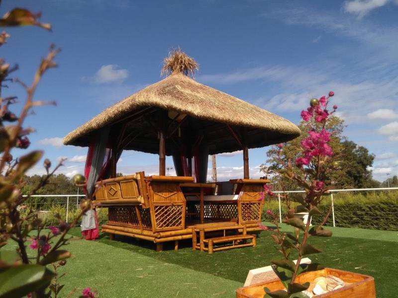 Gazebo structure bambou et toit en chaume