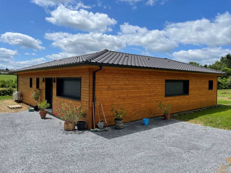 MAISON Bardage Bois et Tuiles noires